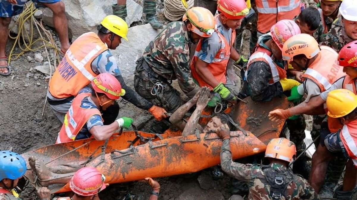 Dua Orang Diselamatkan Setelah Sembilan Hari Terjebak di Lumpur Banjir Nepal