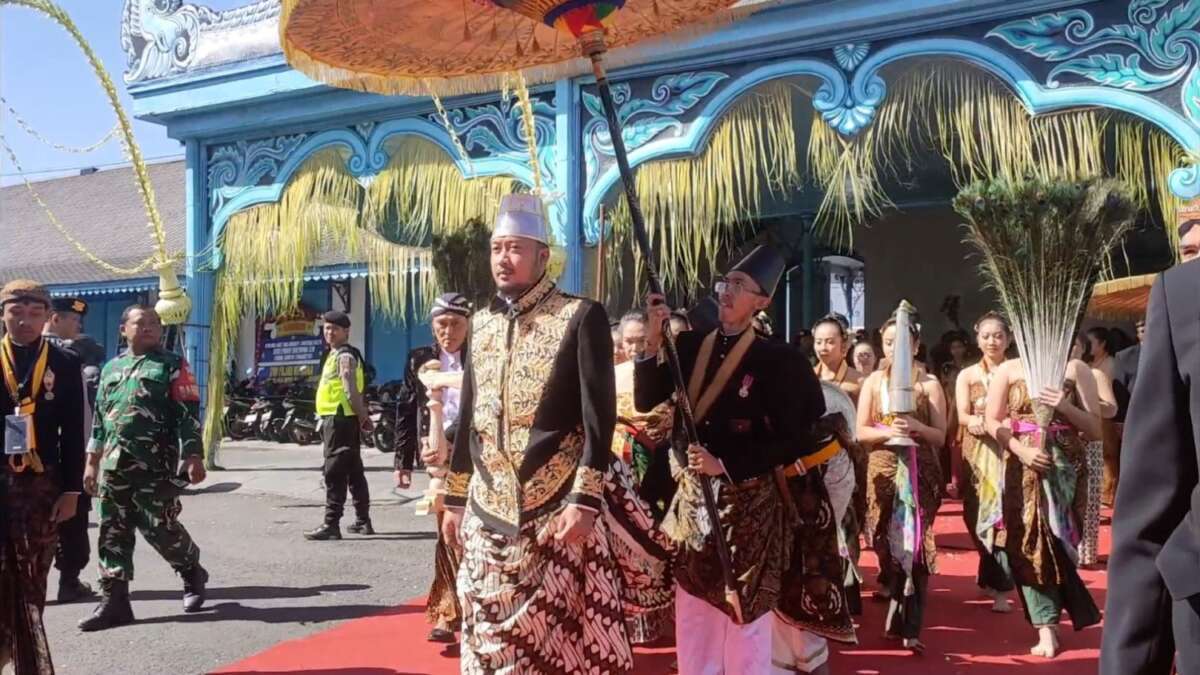 Penobatan Raja PB IX Hangabehi di Keraton Solo