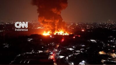 Kebakaran Hebat Melanda Lapak di Srengseng, Jakarta Barat