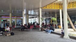 Penumpang Bandara Jambi Menunggu Kepastian di Tengah Pembatalan Penerbangan