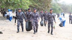 Peringatan HUT ke-81 TNI AL: Aksi Bersih Pantai di Tanjung Kasuari