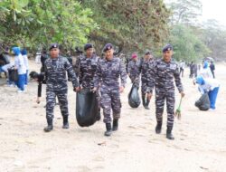 Peringatan HUT ke-81 TNI AL: Aksi Bersih Pantai di Tanjung Kasuari