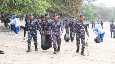 Peringatan HUT ke-81 TNI AL: Aksi Bersih Pantai di Tanjung Kasuari