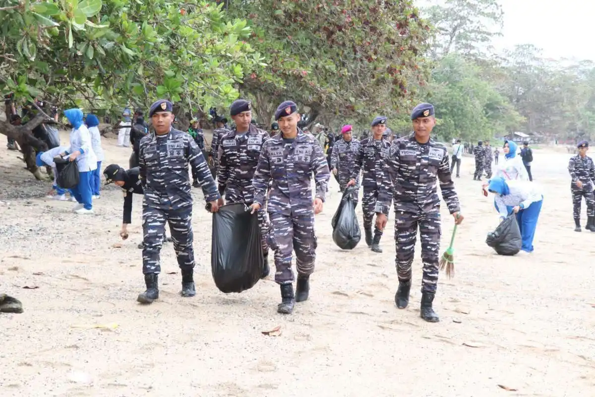 Peringatan HUT ke-81 TNI AL: Aksi Bersih Pantai di Tanjung Kasuari