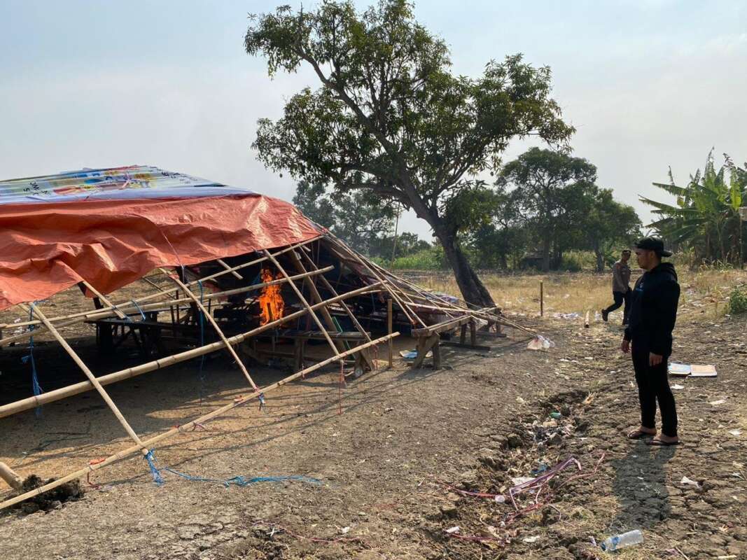 Penggerebekan Arena Judi Sabung Ayam di Gresik