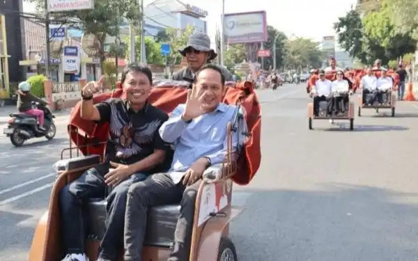 Penyerahan Becak Listrik Bantuan Presiden di Cirebon
