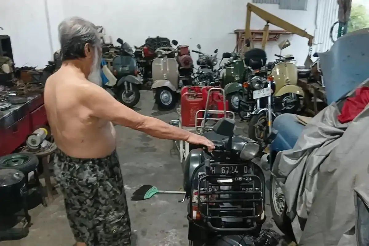 Kisah Joseph Joko Moeljono dan Koleksi Vespa Bersejarah