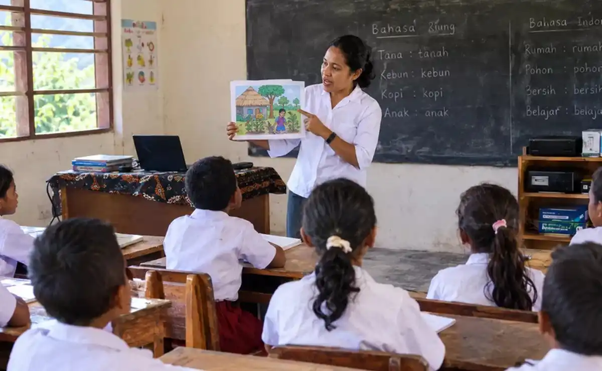 Tantangan Pendidikan di Riung Barat: Menjembatani Bahasa dan Teknologi