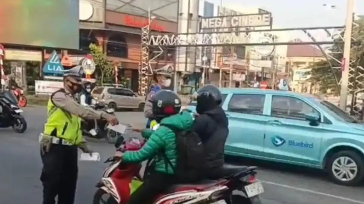 Dampak Erupsi Anak Krakatau: Polsek Cinere Bagikan Masker Gratis di Depok