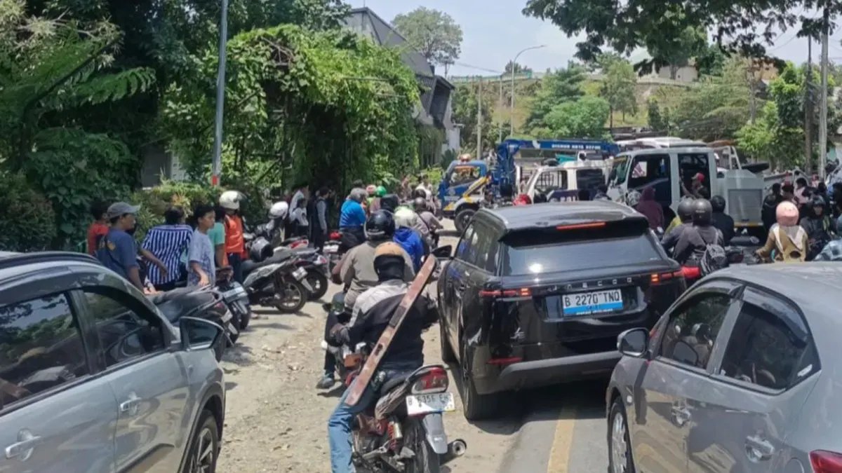 Kemacetan Menghadang Pascakejadian Elf Terjun ke Kali Cikumpa