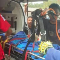 Kecelakaan Mobil Elf di Kali Cikumpa: 13 Penumpang Terluka