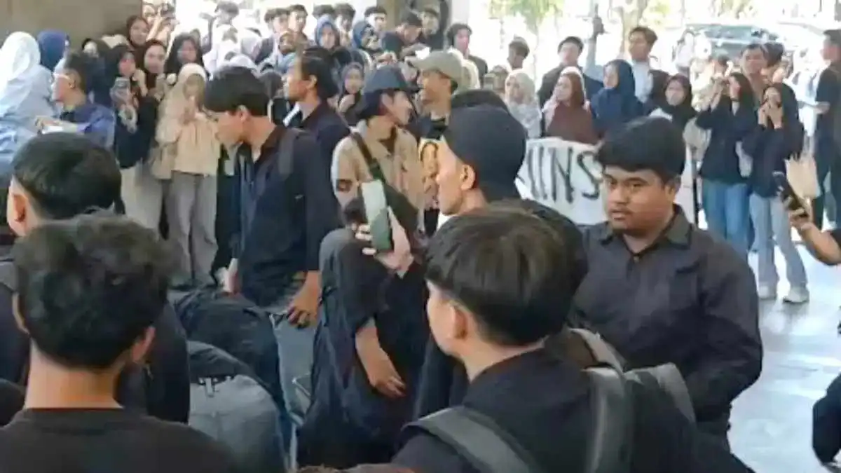 Demo Mahasiswa UINSA Tolak Pelantikan Rektor Akh Muzakki
