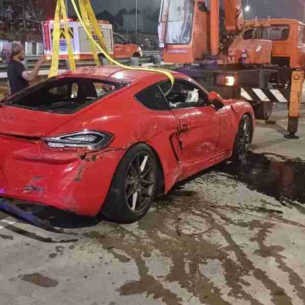 Kecelakaan Tunggal Menghebohkan di Tol Desari