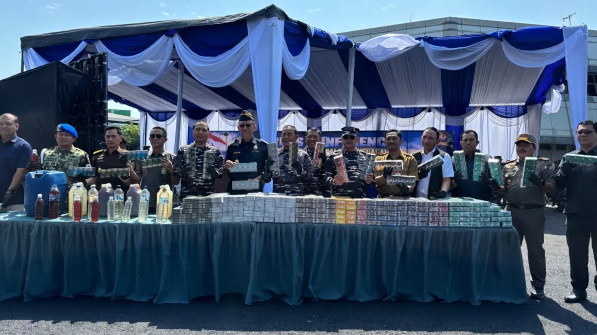 Pembuangan Barang Bukti Rokok Ilegal yang Ditangkap TNI AL