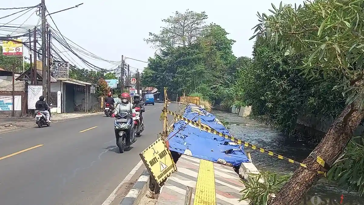 Trotoar Taman Secawan Depok Ambles, Perbaikan Tertunda Trotoar Taman Secawan Depok Ambles, Perbaikan Tertunda