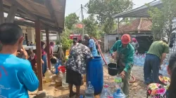 Krisis Air Bersih di Tigaraksa: Warga Terpaksa Beli Air Galon Krisis Air Bersih di Tigaraksa: Warga Terpaksa Beli Air Galon