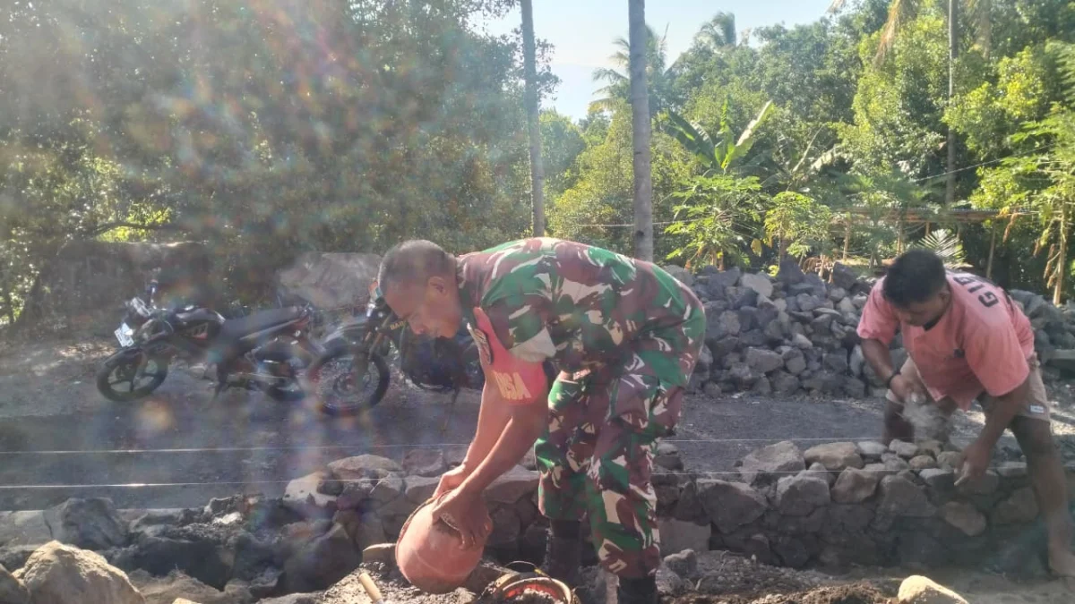 Wujud Nyata Kemanunggalan TNI-Rakyat, Babinsa Kodim 1505/Tidore Bantu Warga Bangun Rumah