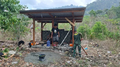 Hari Ke-15, Satgas TMMD Ke-130 Terus Kebut Pembangunan MCK Keempat Di Kampung Yamboi