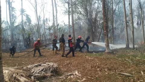 Respons Cepat, Personil Koramil 05/Sofifi Bersama Damkar dan Warga Padamkan Kebakaran Lahan