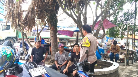 Cooling System dan DDS, Aipda Reza Fajar A Sambangi Warga Desa Bojong dan Sosialisasikan Layanan Polisi 110