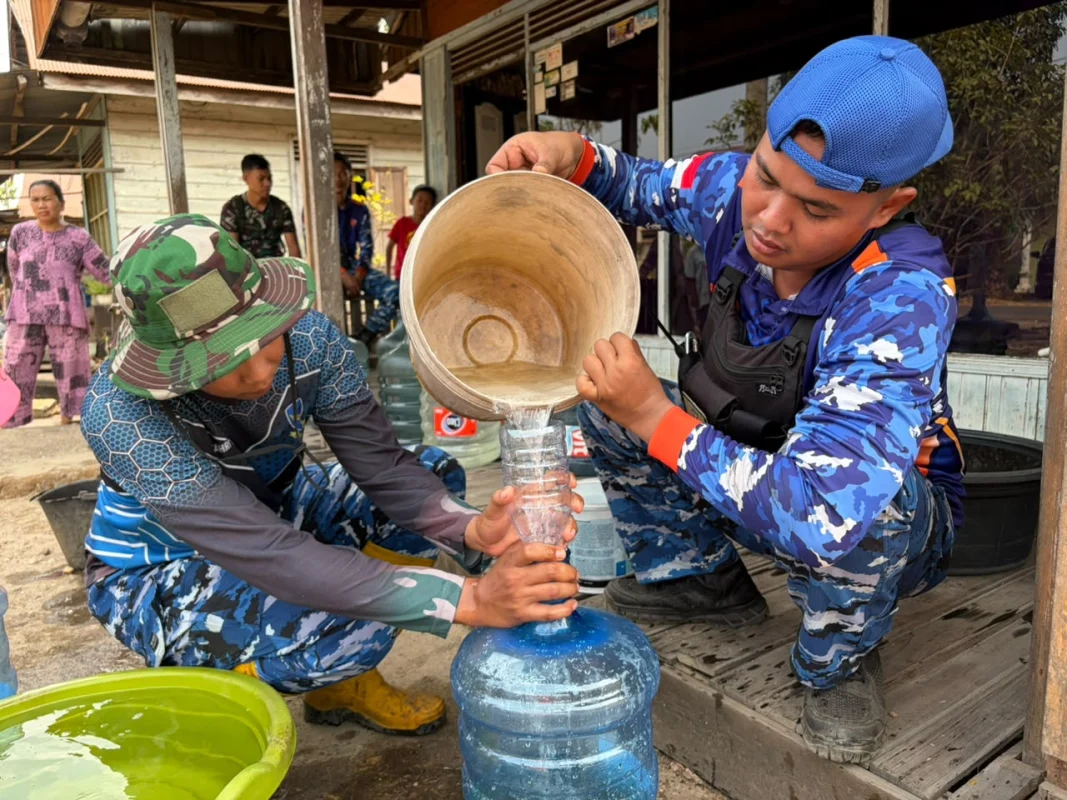 Kepedulian Tak Pernah Surut, Lanud Sjamsudin Noor Kembali Salurkan Air Bersih bagi Warga