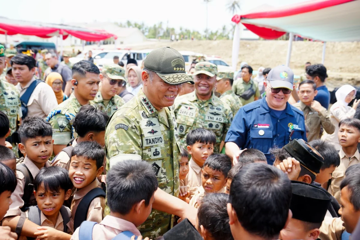 Wakil Panglima TNI Bagikan Sembako dan Tinjau Masak Kuali Merah Putih Bobon Santoso, Perkuat Kebersamaan TNI dan Rakyat