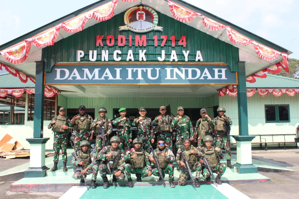 Kodim 1714/PJ dan Polri Kawal Wakil Gubernur Papua Tengah Tinjau Pembangunan Sekolah dan Serahkan Bantuan