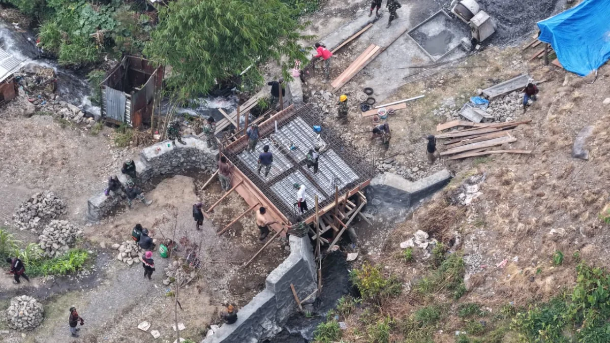 Kodim 1714/PJ Rampungkan Jembatan Beton Merah Putih Tahap VII di Kampung Kulok Enggame