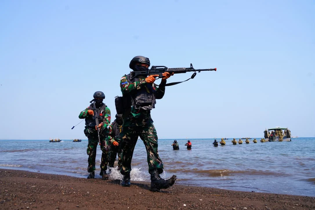 Jelang Demo Pendaratan Amfibi, TNI–ADF Mantapkan Latihan di Pantai Banongan