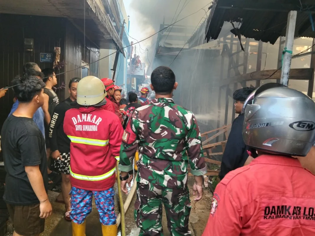 BABINSA HARAPAN BARU BERSAMA DAMKAR DAN RELAWAN BANTU PEMADAMAN KEBAKARAN 3 BANGUNAN DI LOA JANAN ILIR