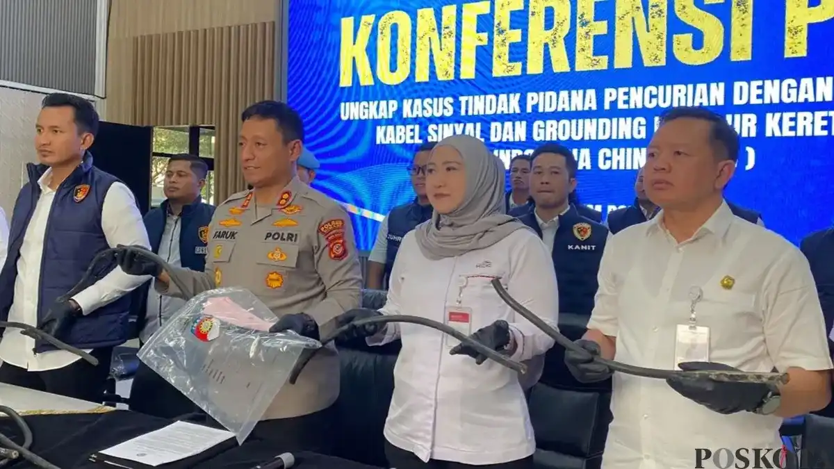 Aksi Pencurian Kabel Sinyal yang Mengganggu Kereta Cepat