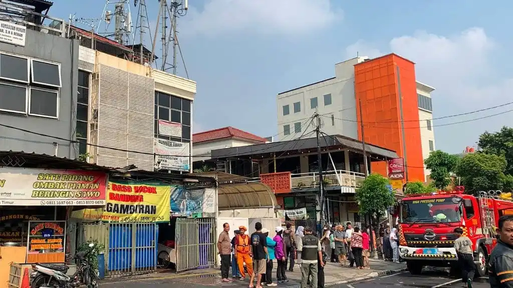 Pada saat itu, tiba-tiba terjadi penyalaan api di area dapur yang berada di bagian atas bangunan