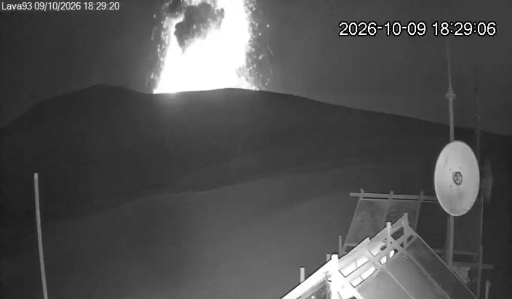 Erupsi Gunung Anak Krakatau Terpantau di Selat Sunda, Radius 2 Kilometer Diimbau Dihindari