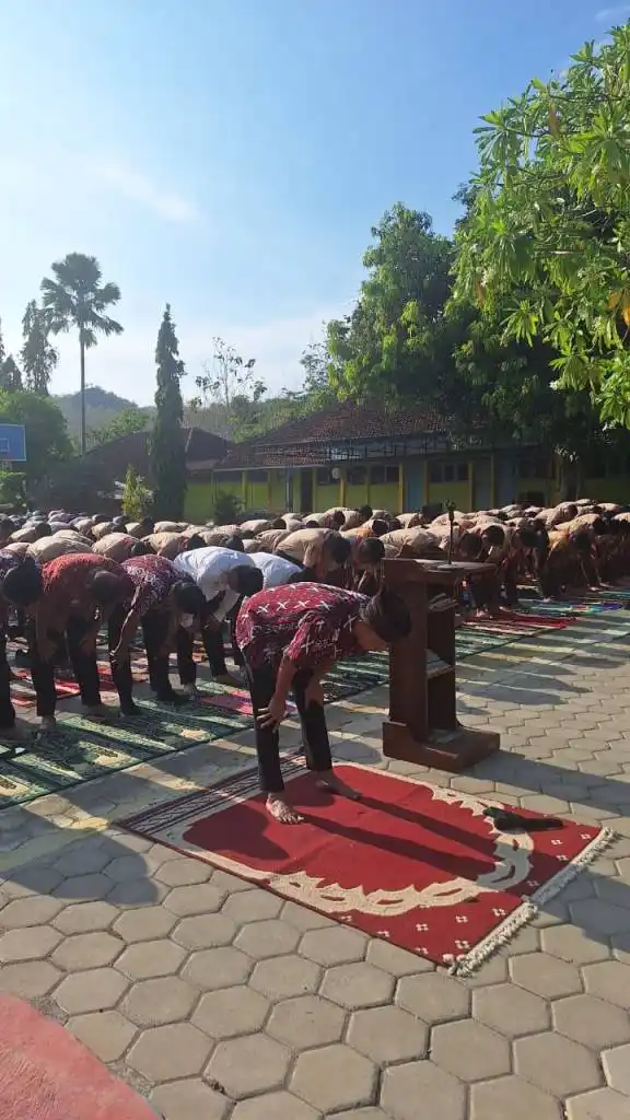 Di Tengah Kekeringan Wonogiri Selatan, Siswa SMPN 2 Giritontro Gelar Salat Istisqa