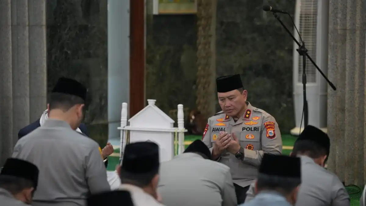 Kapolda Sulsel Bersama PJU Gelar Shalat Subuh Berjamaah di Sejumlah Masjid di Kota Makassar