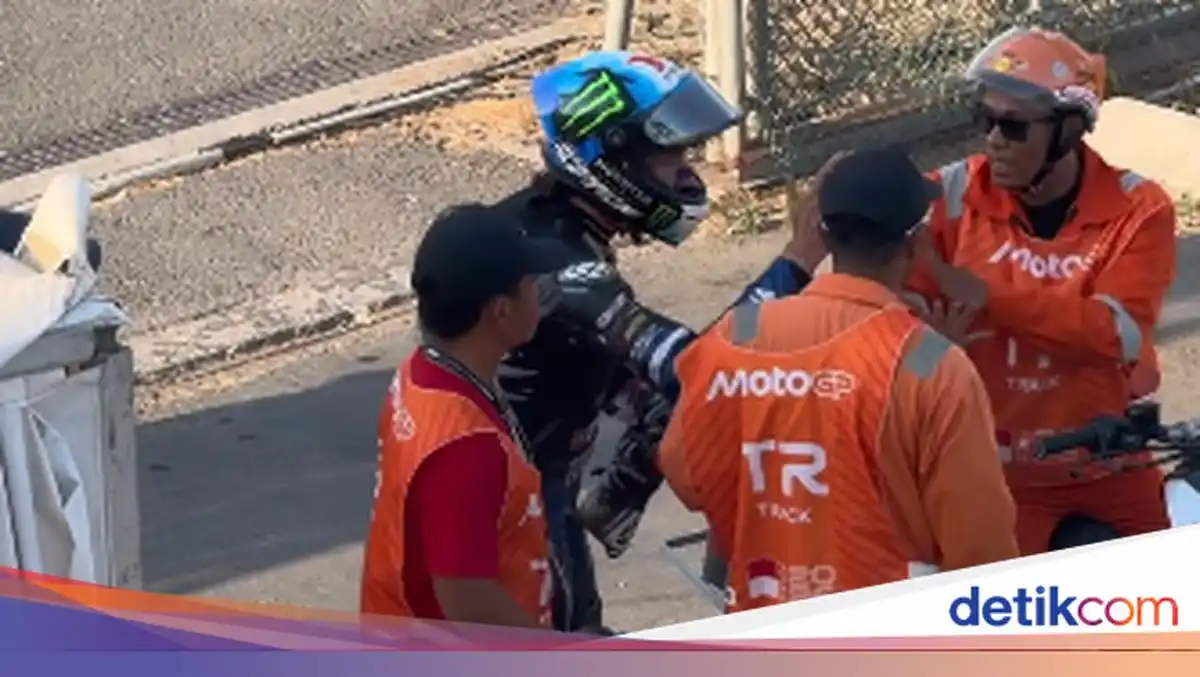 Tindakan tersebut sesuai fungsi petugas dalam mekanisme penanganan pebalap yang mengalami kecelakaan di area lintasan