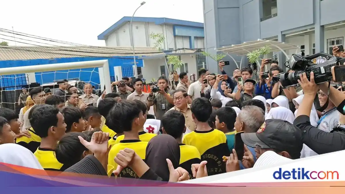 Siswa Sambut Pramono di Sekolah Jaktim yang Rampung Direvitalisasi
