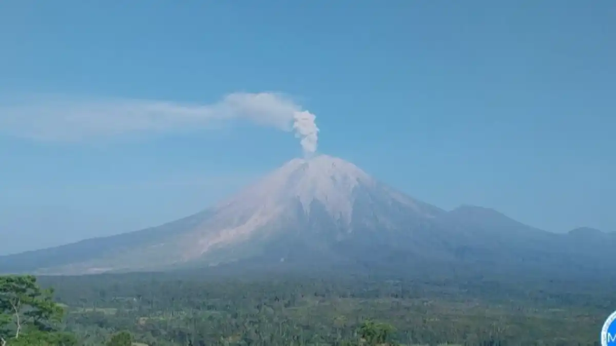 Aktivitas Semeru Meningkat, Tiga Erupsi Terpantau pada Senin Pagi