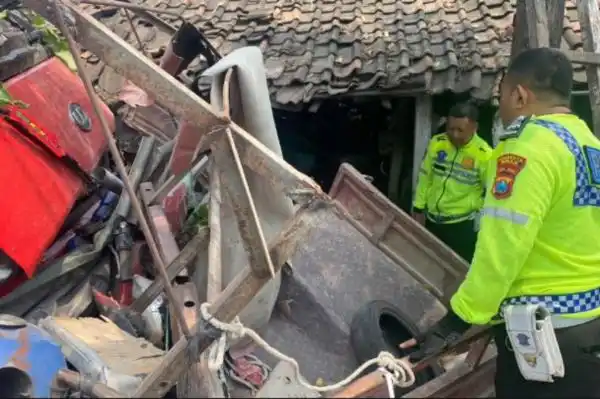 Truk Boks Hilang Kendali di Pantura Tuban, Dua Pengendara Luka Berat dan Tiga Rumah Rusak