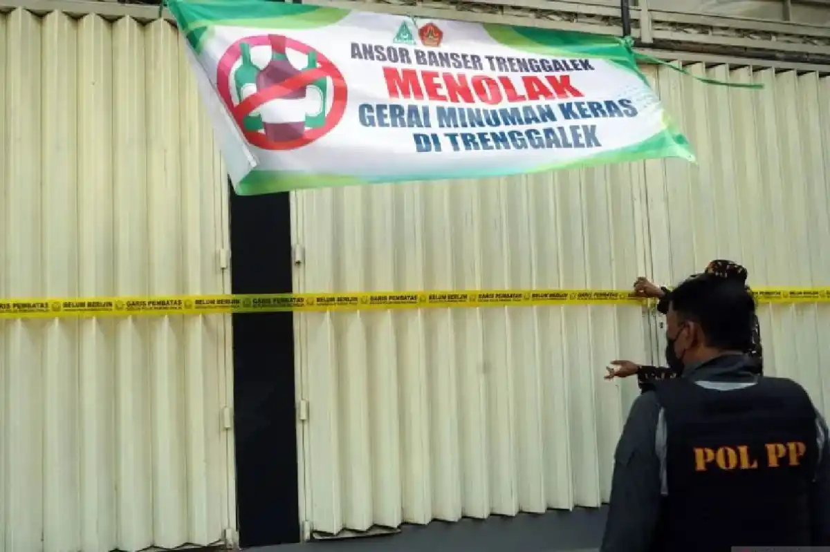 Gerai Minuman Beralkohol di Ngantru Disegel karena Belum Memiliki Dokumen Izin