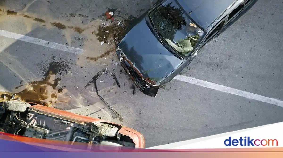 Kecelakaan Tiga Kendaraan di Tol Jakarta-Cikampek Jatibening Picu Kepadatan Arah Jakarta