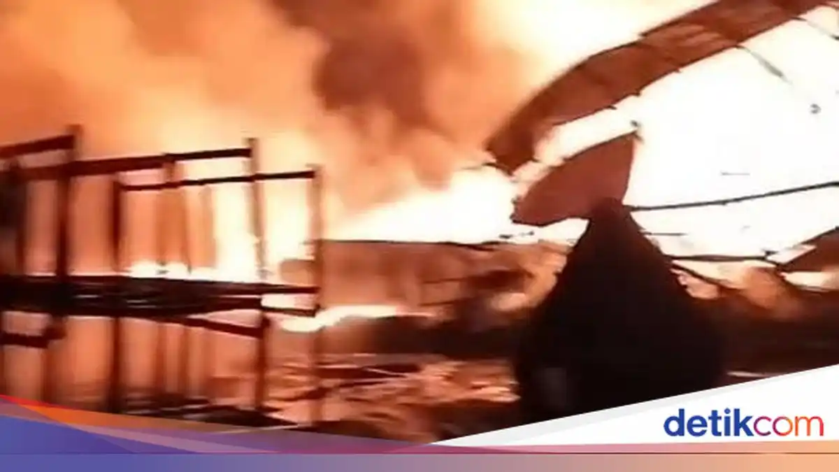 Kebakaran Melanda Gudang Paralon di Legok, Pemadaman Terkendala Air dan Kemacetan