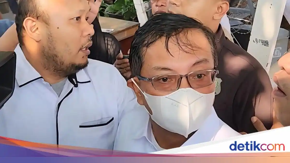 Sestama BNPB Rustian Keluar dari Gedung KPK Usai Pemeriksaan OTT