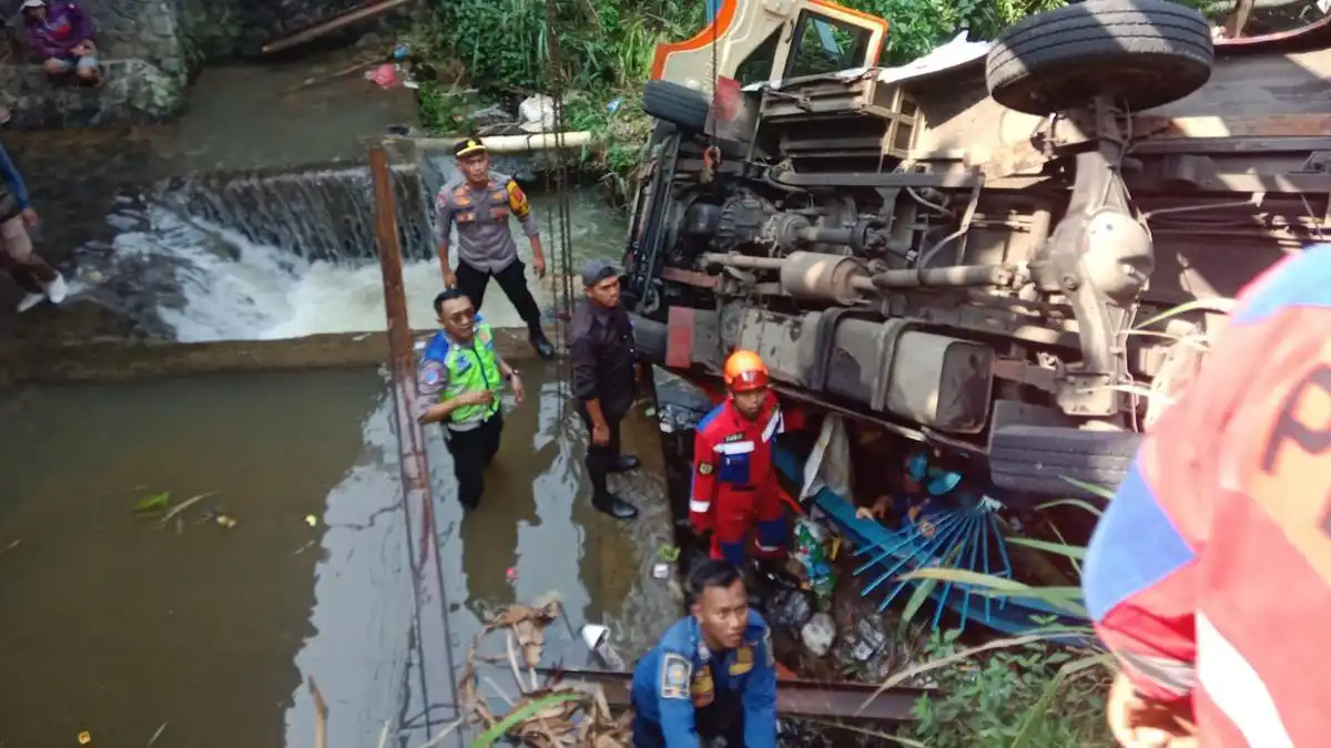 Elf Terjun ke Sungai di Ciawi Setelah Diduga Alami Gangguan Rem, Pengemudi Meninggal