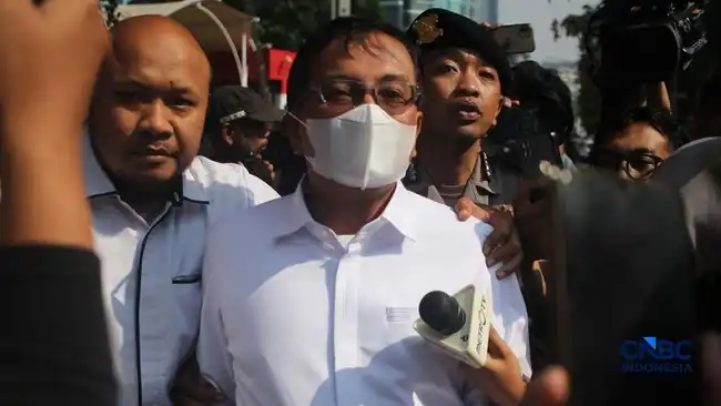 Usai Diperiksa KPK, Sestama BNPB Rustian Meninggalkan Gedung dengan Taksi