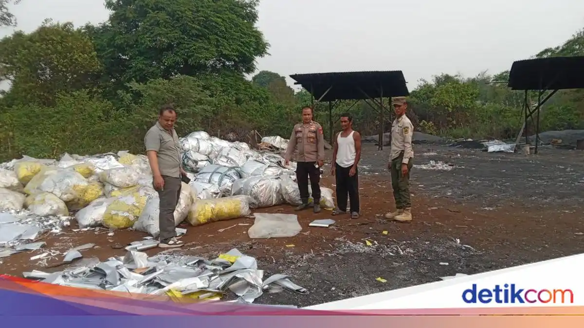 Polisi Tegur Aktivitas Pembakaran Bungkus Permen dan Obat di Rumpin