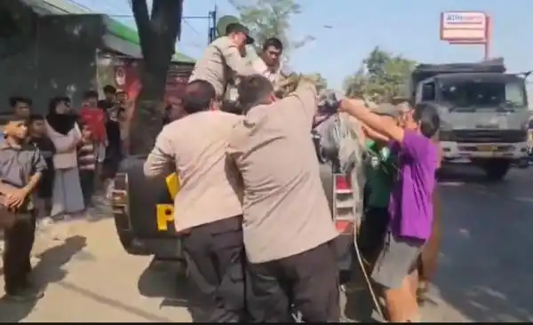 Pelajar SMA Meninggal dalam Kecelakaan dengan Truk Tronton di Cirebon