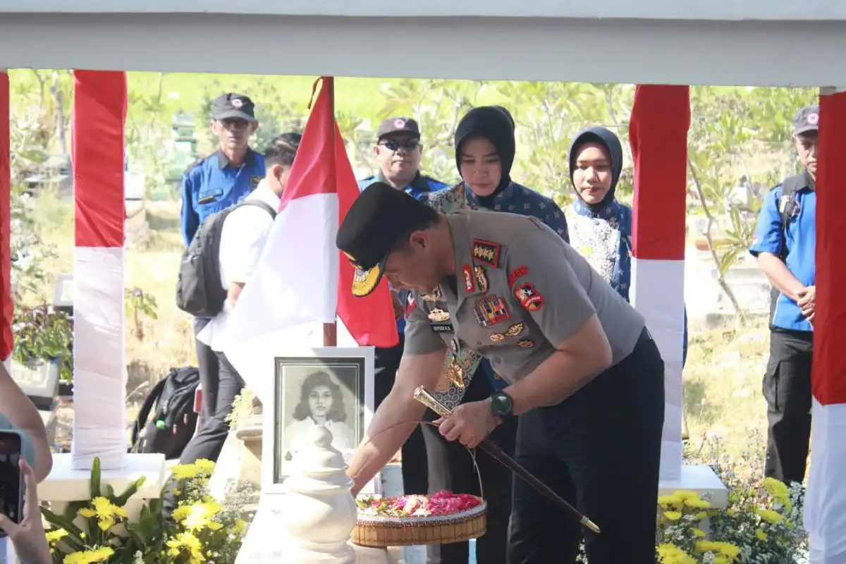 Kapolri Ziarah ke Makam Marsinah dan Meninjau Museum di Nganjuk