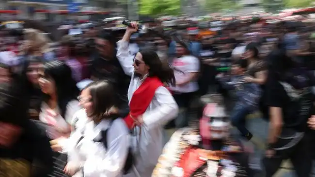 Zombie Walk Ubah Pusat Santiago Menjadi Perayaan Halloween Ramah Keluarga