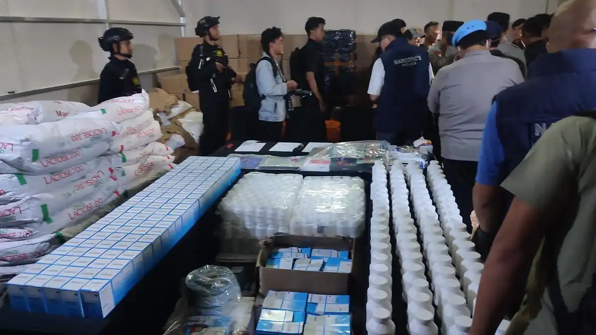 Pengungkapan Pabrik Obat Ilegal di Bandung, Polisi Sita 600 Ribu Butir Siap Edar